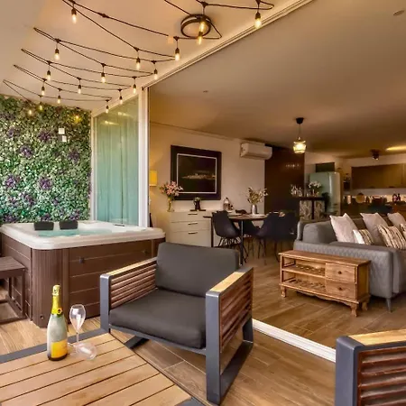 Designer With Jacuzzi Terrace * Bahar ic-Caghaq