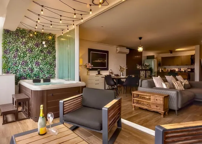 Designer With Jacuzzi Terrace * Bahar ic-Caghaq